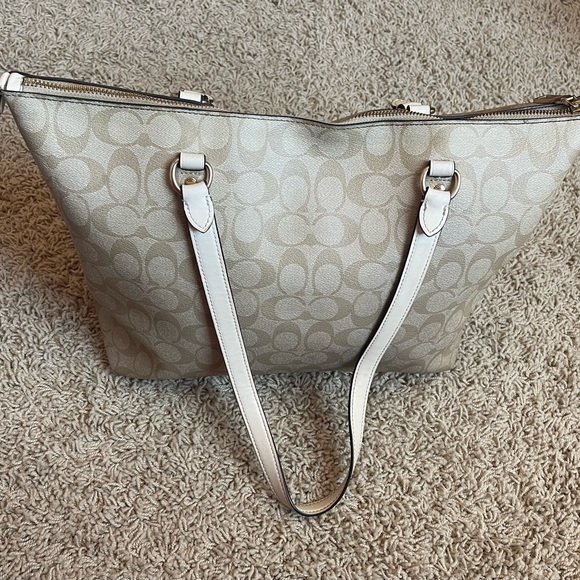 Coach Gallery Tote In Signature Canvas - Picture 5 of 12